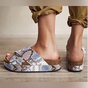 Free People Sidelines Flatform Sandals Candy Snake Women’s
Size:40 9/9.5 US